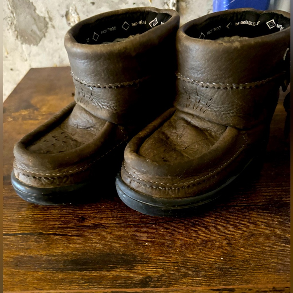 Manitobah mukluks kids boot